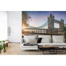 Eine Fototapete mit einem ikonischen Bild der Tower Bridge, abgebildet in einem Wohnzimmer.