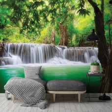 Eine Fototapete mit einem magischen Wasserfall in einem Dschungelwald für den Wohnraum.