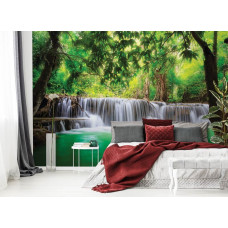 Eine Fototapete mit einem magischen Wasserfall in einem Dschungelwald für das Schlafzimmer und Wohnzimmer.