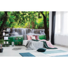 Eine Fototapete mit einem magischen Wasserfall in einem Dschungelwald für das Schlafzimmer.
