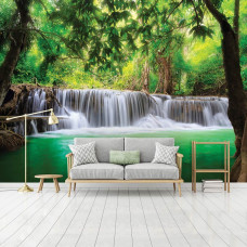 Eine Fototapete mit einem magischen Wasserfall in einem Dschungelwald für das Wohnzimmer.