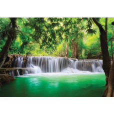 Magischer Wasserfall im Dschungel, Fototapete mit grünem Wald.