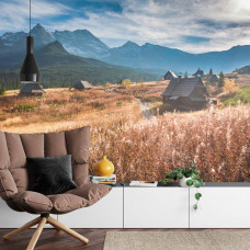 Eine Fototapete mit majestätischen Bergen unter einem klaren Himmel, perfekt für ein Wohnzimmer.