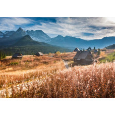 Fototapete mit majestätischen Bergen, die sich unter einem strahlenden Himmel erheben, mit weitläufigen Ansichten der Natur.
