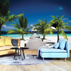 Fototapete der Malediven mit Palmen am Meer, Strand und einem Steg, sichtbar in einem Wohnzimmer.