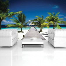Fototapete der Malediven mit Palmen am Meer, Strand und einem Steg, sichtbar in einem Wohnzimmer.