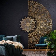 Fototapete Mandala in Gold und Schwarz mit abstrakter Kunst und goldener Vliestapete im Schlafzimmer.