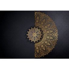 Fototapete mit goldenem Mandala auf abstraktem schwarzen Hintergrund.
