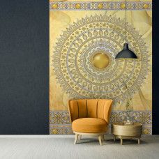 Eine Fototapete eines eleganten goldenen Mandalas mit künstlerischen Details, geeignet für ein Wohnzimmer...