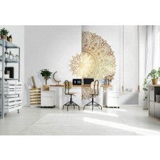 Eine Fototapete mit einem goldenen Mandala in einem abstrakten Kunstdesign für ein modernes Büro.