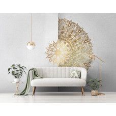 Eine Fototapete mit einem goldenen Mandala in einem abstrakten Kunstdesign für ein stilvolles Wohnzimmer.