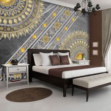 Eine Fototapete mit einem raffinierten goldenen Mandala auf grauem Hintergrund, das eine ruhige Atmosphäre schafft.