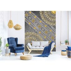 Eine Fototapete mit einem goldenen Mandala in einem indischen Muster auf grauem Hintergrund, perfekt für ein Wohnzimmer.