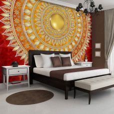 Eine Fototapete mit einem roten Mandala-Muster in einer kunstvollen indischen Szenerie.