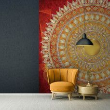 Eine Fototapete mit einem roten Mandala-Muster in einem traditionellen indischen Stil für das Wohnzimmer.