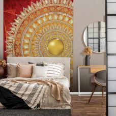 Eine Fototapete mit einem roten Mandala-Muster im indischen Stil, geeignet für das Schlafzimmer.