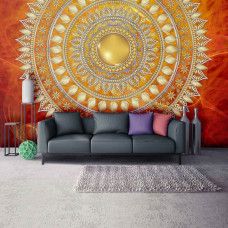 Eine Fototapete mit einem roten Mandala-Muster im indischen Stil, ideal für das Wohnzimmer.