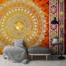 Eine Fototapete mit einem roten Mandala in einem abstrakten indischen Design, perfekt für ein Wohnzimmer.