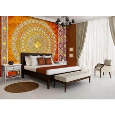 Eine Fototapete mit einem indisch inspirierten roten Mandala, das einem Schlafzimmer eine ruhige Atmosphäre verleiht.