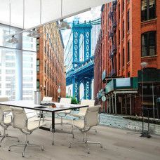 Eine Fototapete mit der Manhattan Bridge zwischen Gebäuden, perfekt für ein Büro.