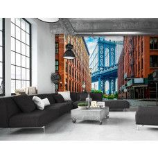 Eine Fototapete mit der Manhattan Bridge zwischen Gebäuden, von der Washington Street in Brooklyn aus gesehen, ideal für ein Wohnzimmer.