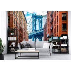 Eine Fototapete mit der Manhattan Bridge in einer städtischen Umgebung, geeignet für ein Wohnzimmer.
