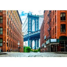 Eine Fototapete mit der Manhattan Bridge zwischen Gebäuden, mit einem städtischen Blick auf die Washington Street in Brooklyn.