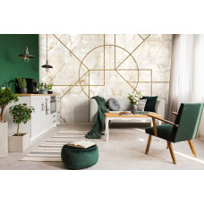 Eine stilvolle Vliestapete mit einer Kombination aus Gold und Marmor in einem geometrischen Design, perfekt für ein Wohnzimmer.