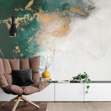 Eine Fototapete mit abstraktem Marmor in Grün- und Goldtönen in einem Wohnzimmer.