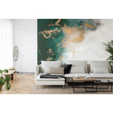 Eine Fototapete mit abstraktem Marmor in Grün- und Goldtönen in einem Wohnzimmer.