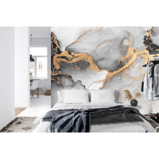 Eine Fototapete mit abstraktem weißen Marmor mit grauen und goldenen Akzenten in einem Schlafzimmer.
