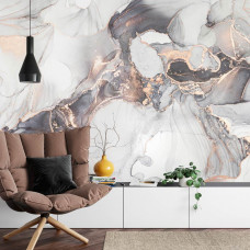 Eine Fototapete mit grauem Marmor mit goldenen Akzenten in einem Industriedesign in einem Wohnzimmer.