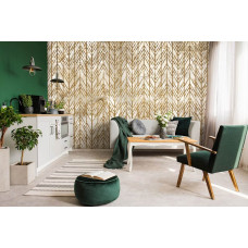 Eine stilvolle Vliestapete mit goldenen Linien auf einer Marmorwand, ideal für ein Wohnzimmer.