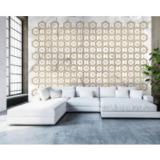 Eine Vliestapete mit goldenen Details auf einem Hintergrund in Marmoroptik, geeignet für ein Wohnzimmer.