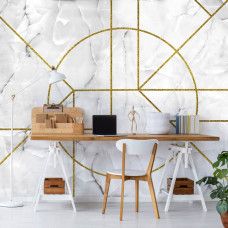 Eine Vliestapete mit goldenen geometrischen Mustern und einer Marmoroptik, ideal für ein Büro.