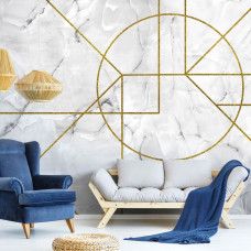 Eine moderne Vliestapete mit einer Kombination aus Gold und Marmor, geeignet für ein Wohnzimmer.