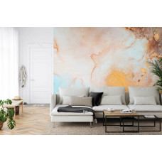 Eine Fototapete mit Marmorkunst in Gold und Rosa mit einem raffinierten Look in einem Wohnzimmer.