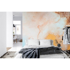 Eine Fototapete mit Marmorkunst in Gold und Rosa mit einem raffinierten Look in einem Schlafzimmer.