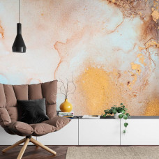 Eine Fototapete mit Marmorkunst in Gold und Rosa mit einem raffinierten Look in einem Wohnzimmer.