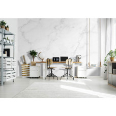 Eine Marmor-Fototapete mit industriellem Design und einer Marmorwand, geeignet für ein Wohnzimmer.