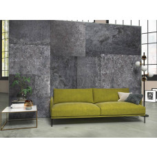 Eine Fototapete mit Marmorplatten im Ambra Nera Stil, die Luxus und Raffinesse ausstrahlt. Dieses Design verleiht dem Wohnzimmer ein elegantes und luxuriöses Gefühl.