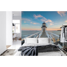 Ein Fototapete mit einem stimmungsvollen Bild eines Leuchtturms bei Sonnenuntergang, perfekt für ein Schlafzimmer.