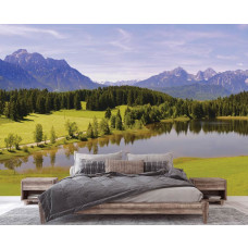 Eine Fototapete von einem See in den Bergen mit Wald und Bäumen auf dem Display im Schlafzimmer.