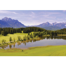 Fototapete von einem See in den Bergen mit einer Landschaft von Wald und Bäumen.