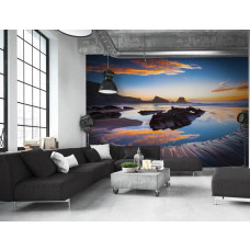 Eine Fototapete von einem See mit Blick auf eine Landschaft für das Wohnzimmer.