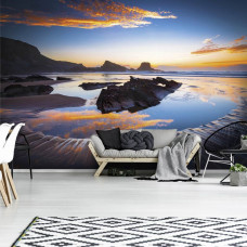 Eine Fototapete von einem See mit Blick auf eine Landschaft für das Wohnzimmer.