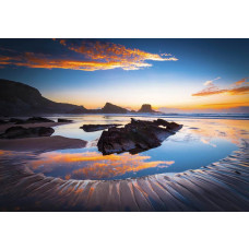 Fototapete von einem See mit Blick auf eine Landschaft, beruhigende natürliche Landschaft.