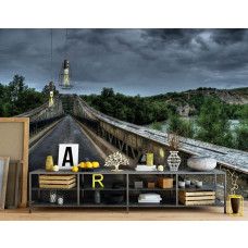 Eine Fototapete von einer robusten Metallbrücke in einer Berglandschaft, geeignet für ein Büro.