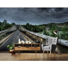 Eine Fototapete von einer Stahlbrücke und Bergen, ideal für ein modernes Wohnzimmer.