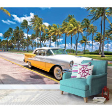 Fototapete Miami Vibes in einem Flur mit sonniger Straße und klassischem Cabrio.